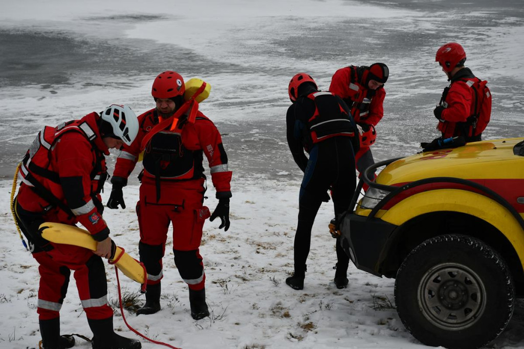 Zalew Nakło-Chechło. Gdy lód pęka. Ratownicy w akcji