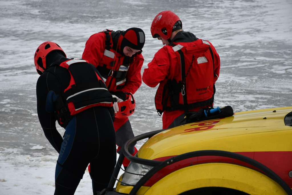 Zalew Nakło-Chechło. Gdy lód pęka. Ratownicy w akcji