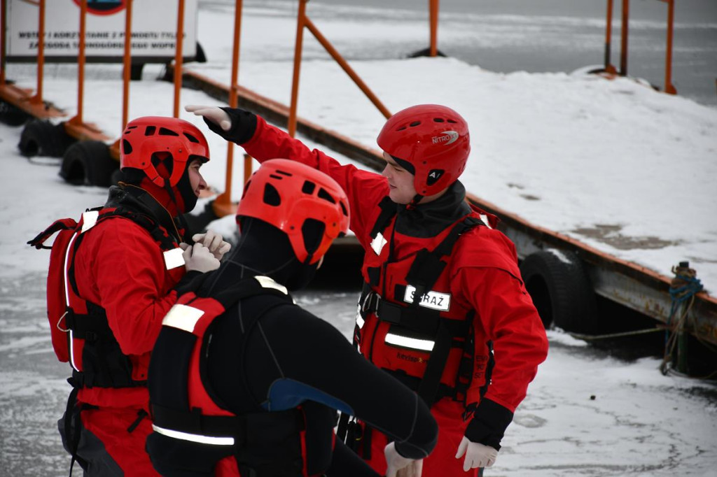 Zalew Nakło-Chechło. Gdy lód pęka. Ratownicy w akcji