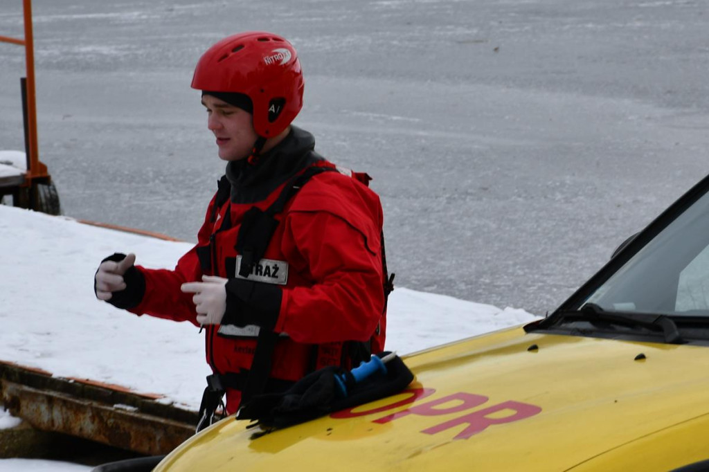 Zalew Nakło-Chechło. Gdy lód pęka. Ratownicy w akcji
