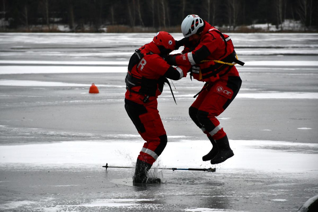 Zalew Nakło-Chechło. Gdy lód pęka. Ratownicy w akcji