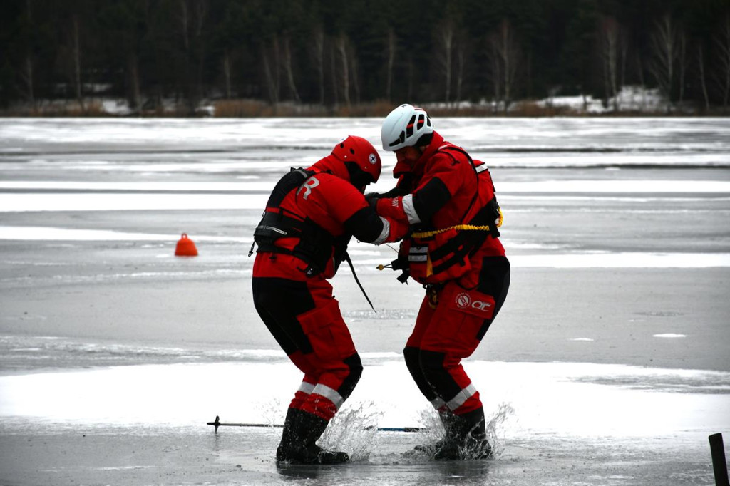 Zalew Nakło-Chechło. Gdy lód pęka. Ratownicy w akcji