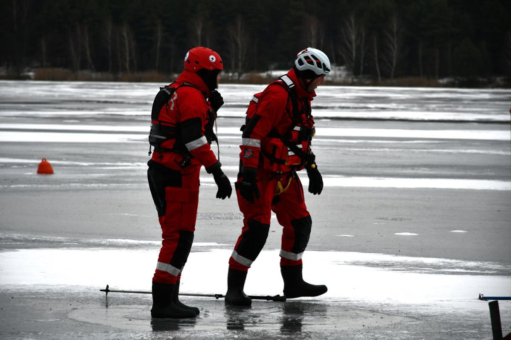 Zalew Nakło-Chechło. Gdy lód pęka. Ratownicy w akcji