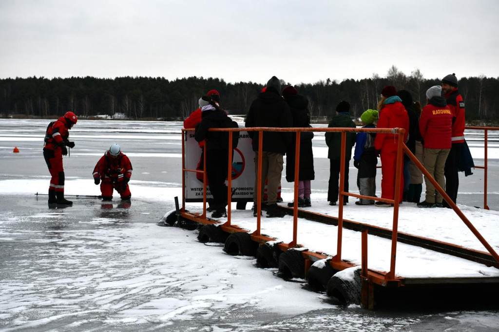 Zalew Nakło-Chechło. Gdy lód pęka. Ratownicy w akcji