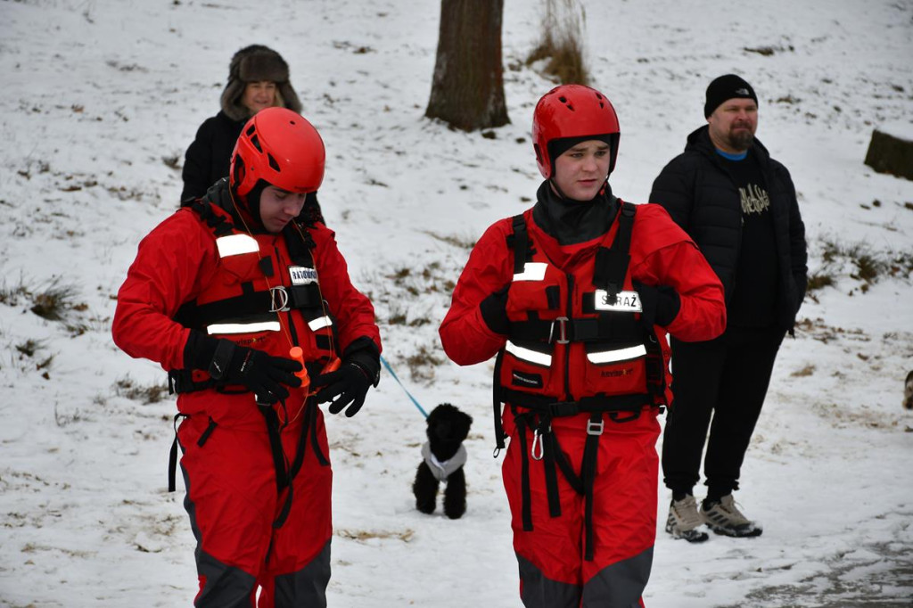 Zalew Nakło-Chechło. Gdy lód pęka. Ratownicy w akcji