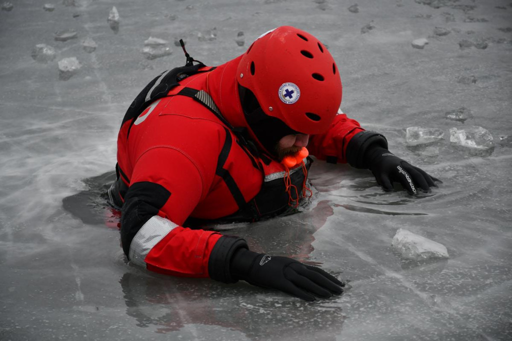 Zalew Nakło-Chechło. Gdy lód pęka. Ratownicy w akcji