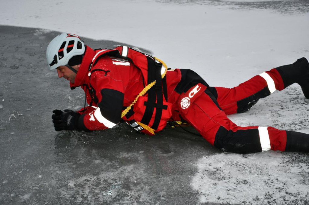 Zalew Nakło-Chechło. Gdy lód pęka. Ratownicy w akcji