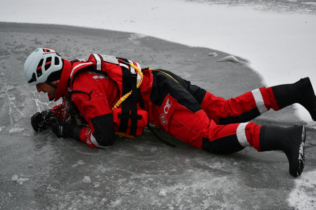 Zalew Nakło-Chechło. Gdy lód pęka. Ratownicy w akcji
