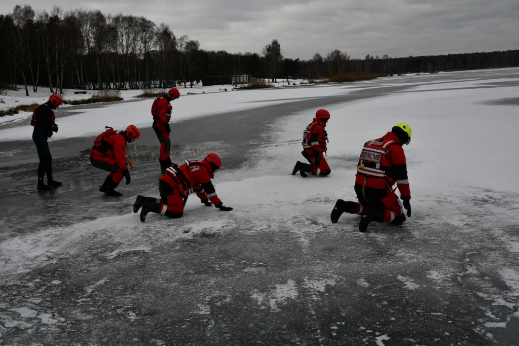 Zalew Nakło-Chechło. Gdy lód pęka. Ratownicy w akcji