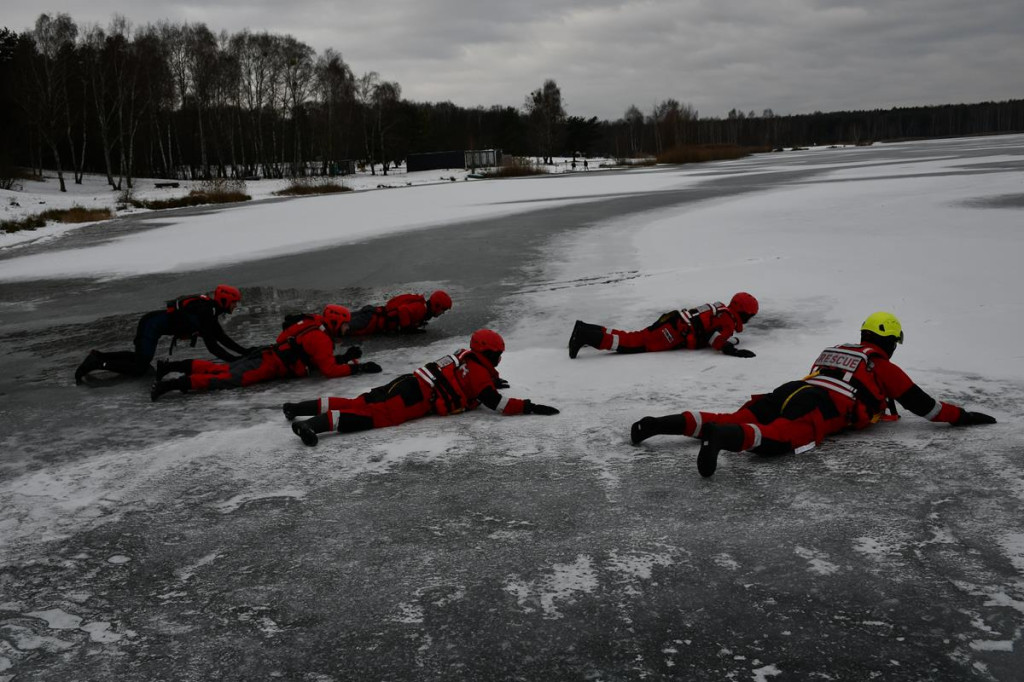 Zalew Nakło-Chechło. Gdy lód pęka. Ratownicy w akcji