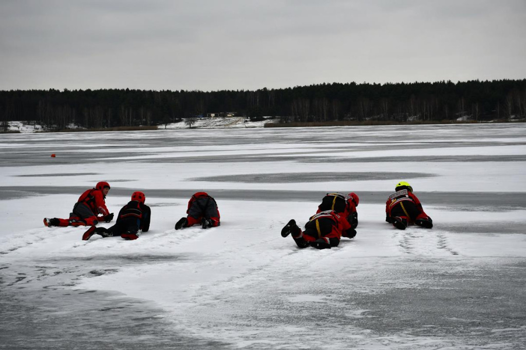 Zalew Nakło-Chechło. Gdy lód pęka. Ratownicy w akcji