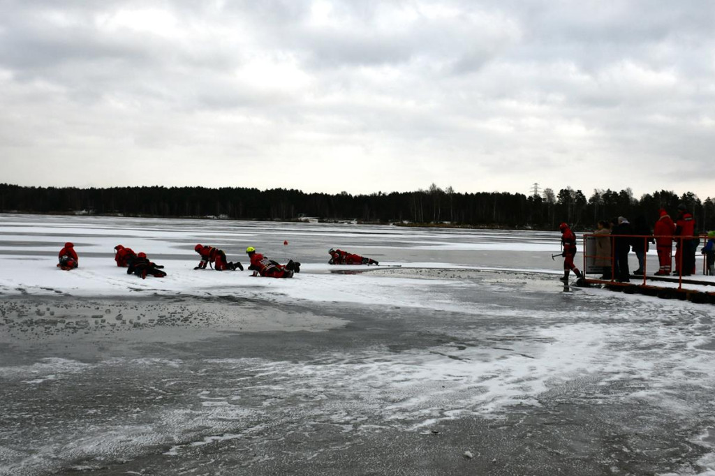 Zalew Nakło-Chechło. Gdy lód pęka. Ratownicy w akcji