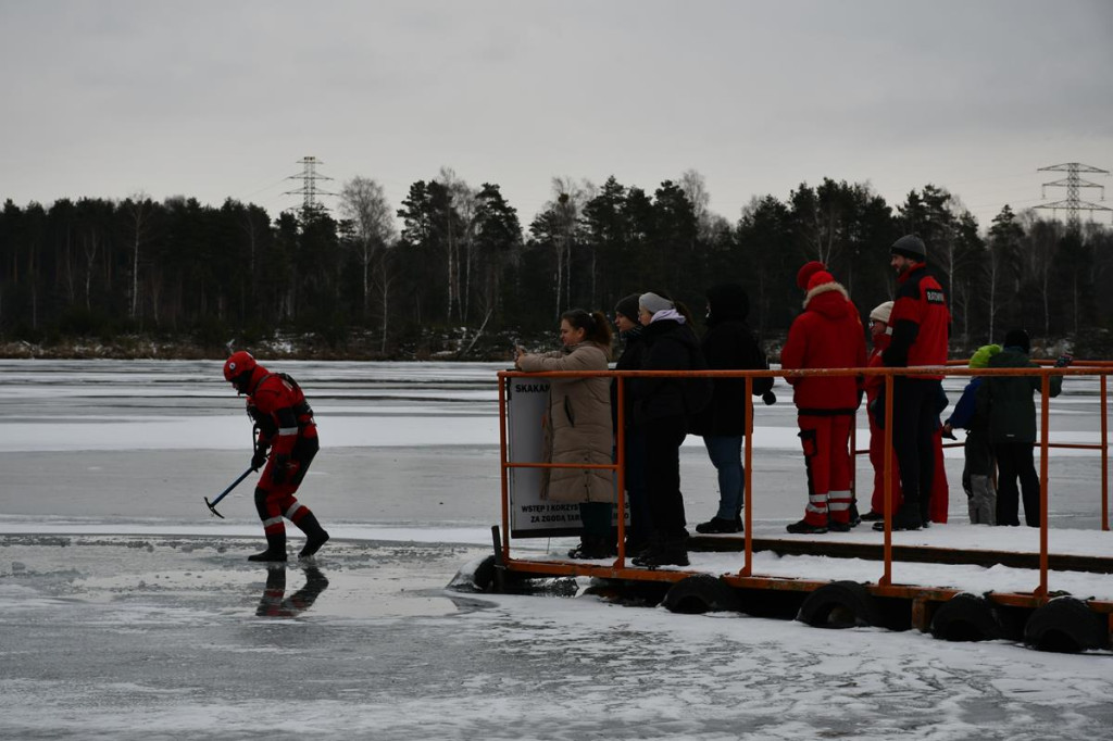 Zalew Nakło-Chechło. Gdy lód pęka. Ratownicy w akcji