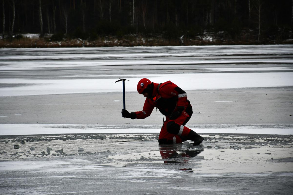 Zalew Nakło-Chechło. Gdy lód pęka. Ratownicy w akcji