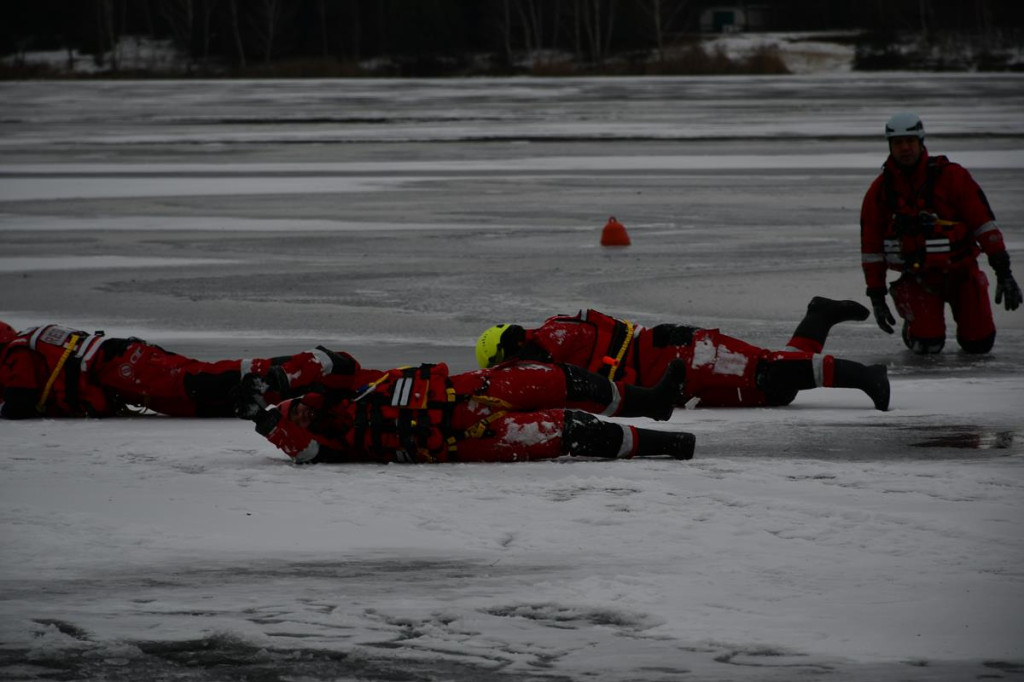 Zalew Nakło-Chechło. Gdy lód pęka. Ratownicy w akcji
