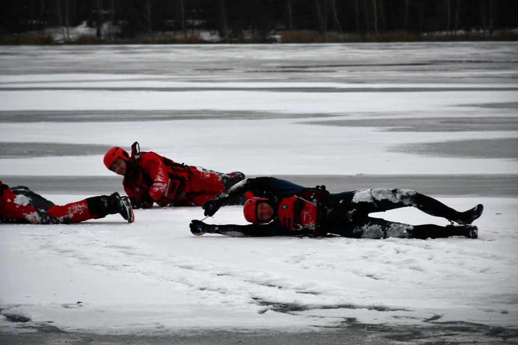 Zalew Nakło-Chechło. Gdy lód pęka. Ratownicy w akcji