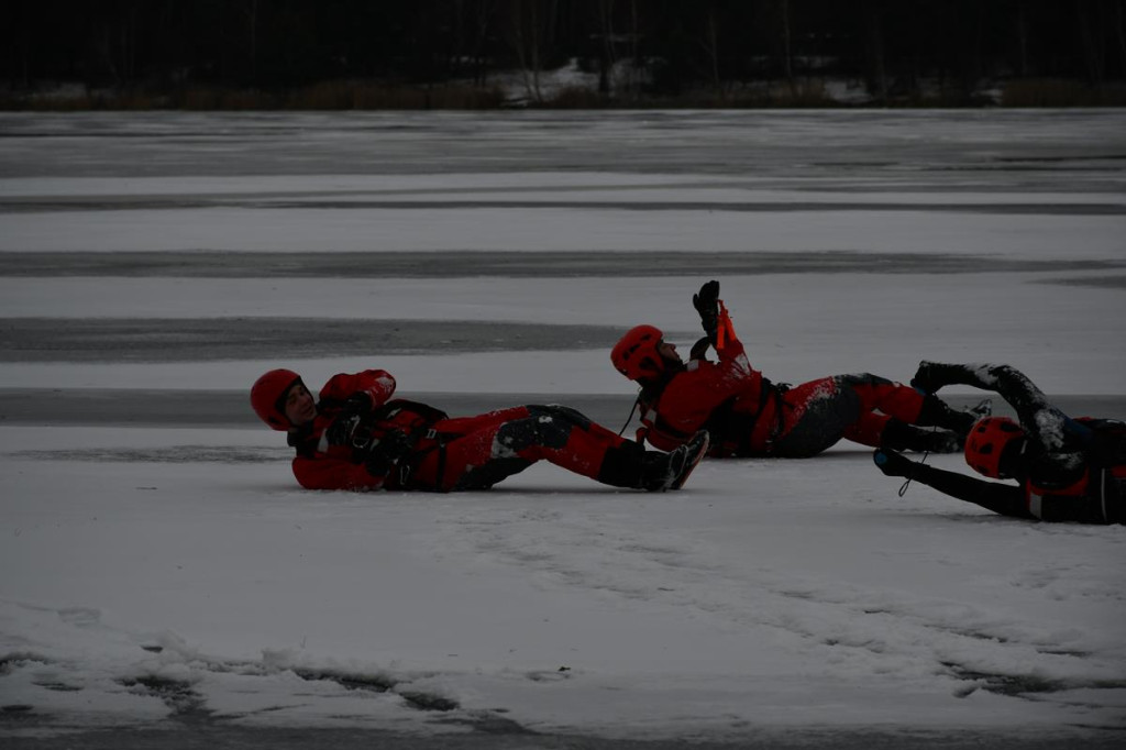 Zalew Nakło-Chechło. Gdy lód pęka. Ratownicy w akcji