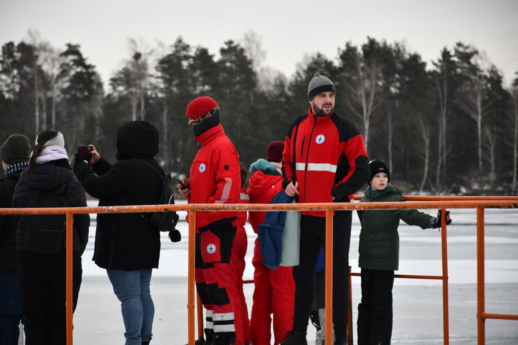 Zalew Nakło-Chechło. Gdy lód pęka. Ratownicy w akcji