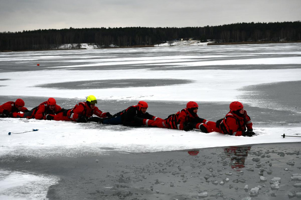 Zalew Nakło-Chechło. Gdy lód pęka. Ratownicy w akcji