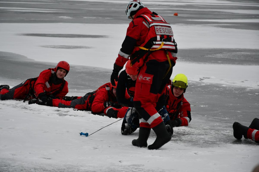 Zalew Nakło-Chechło. Gdy lód pęka. Ratownicy w akcji