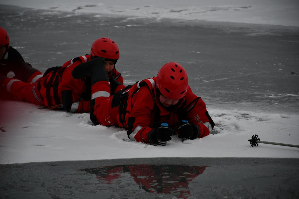 Zalew Nakło-Chechło. Gdy lód pęka. Ratownicy w akcji