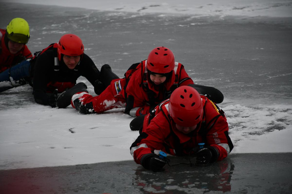 Zalew Nakło-Chechło. Gdy lód pęka. Ratownicy w akcji