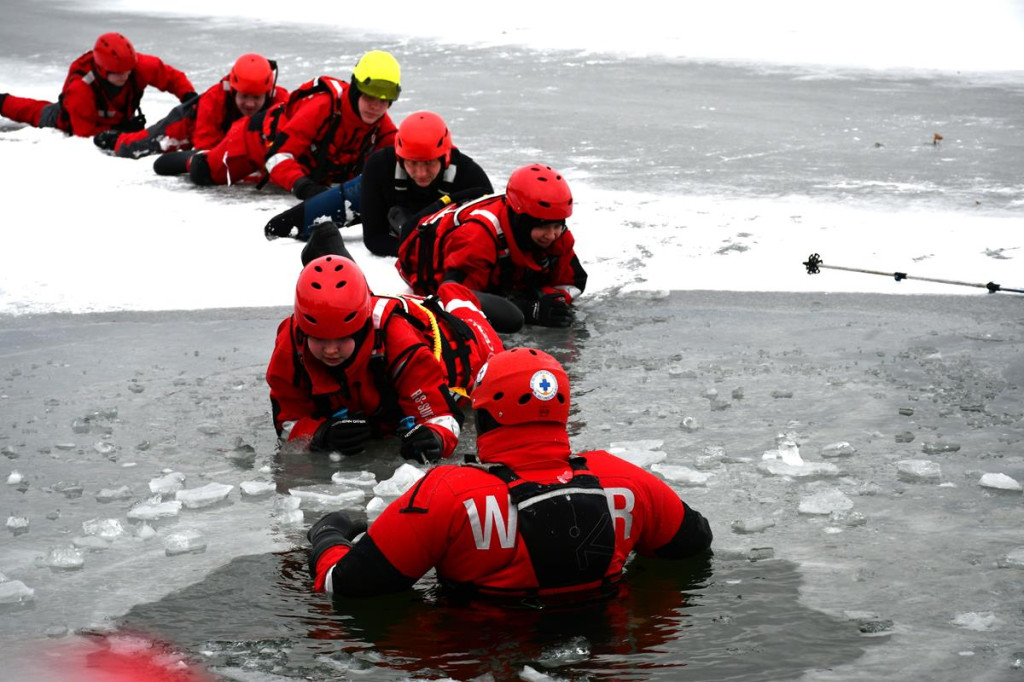 Zalew Nakło-Chechło. Gdy lód pęka. Ratownicy w akcji