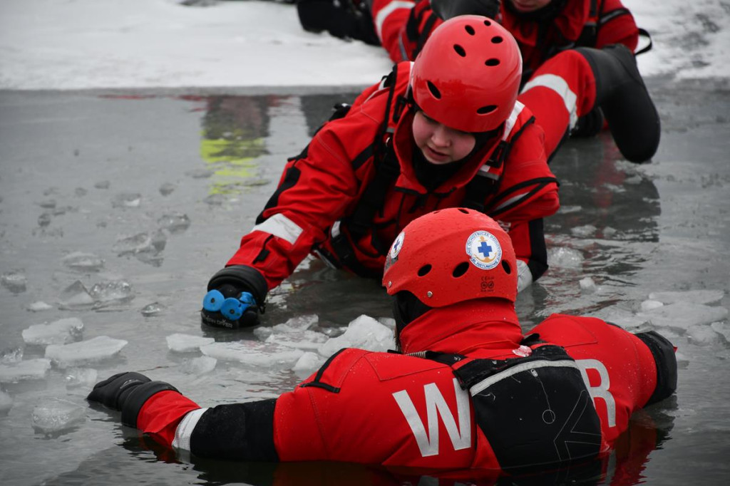 Zalew Nakło-Chechło. Gdy lód pęka. Ratownicy w akcji