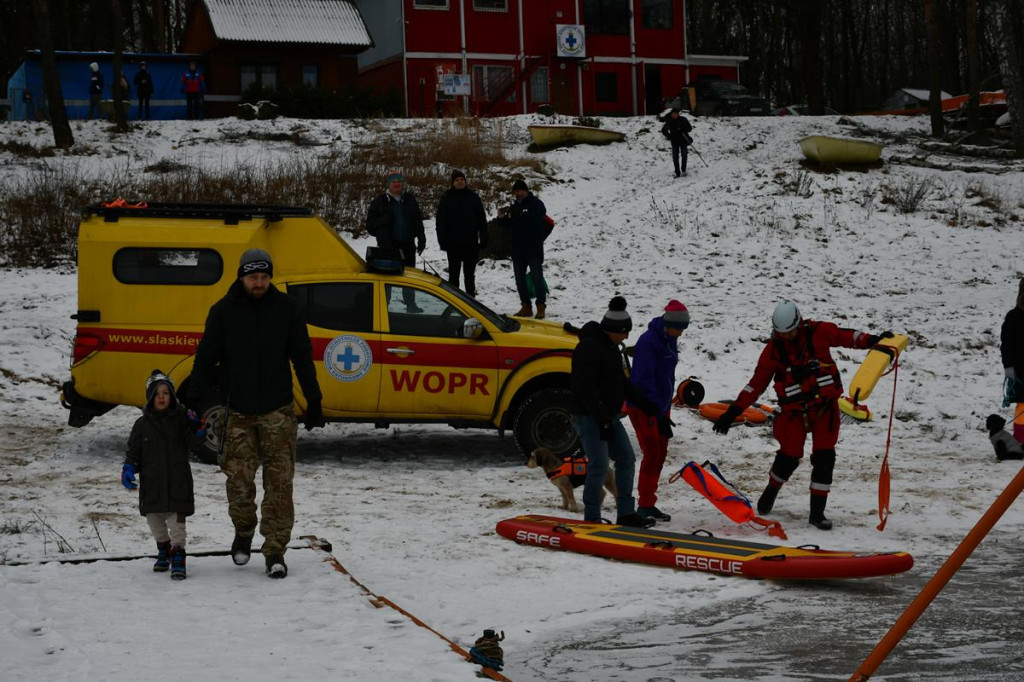 Zalew Nakło-Chechło. Gdy lód pęka. Ratownicy w akcji