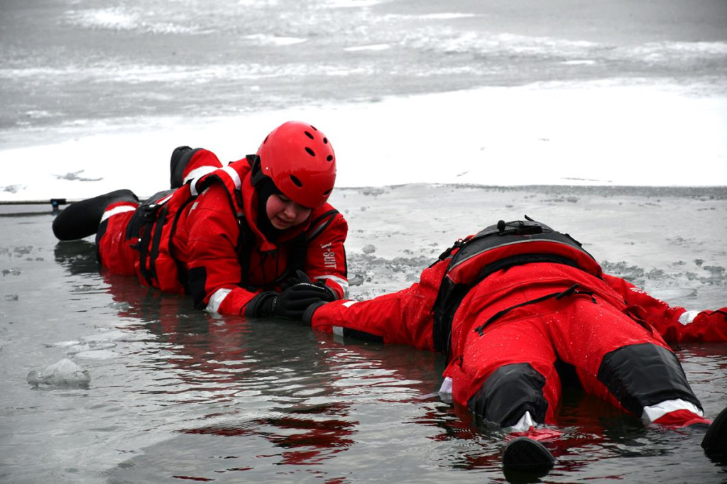 Zalew Nakło-Chechło. Gdy lód pęka. Ratownicy w akcji