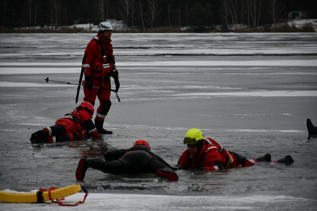 Zalew Nakło-Chechło. Gdy lód pęka. Ratownicy w akcji