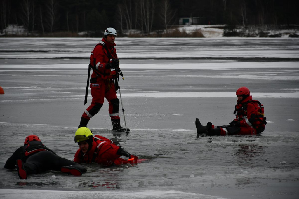 Zalew Nakło-Chechło. Gdy lód pęka. Ratownicy w akcji