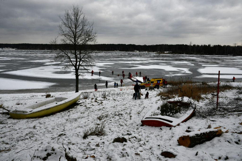 Zalew Nakło-Chechło. Gdy lód pęka. Ratownicy w akcji