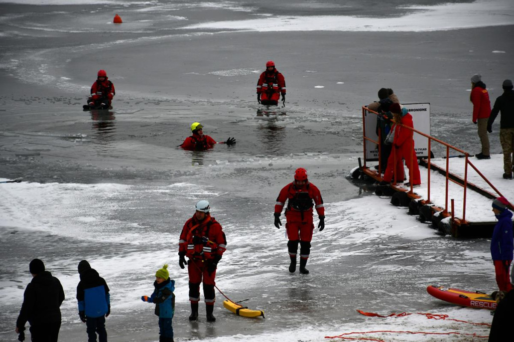 Zalew Nakło-Chechło. Gdy lód pęka. Ratownicy w akcji