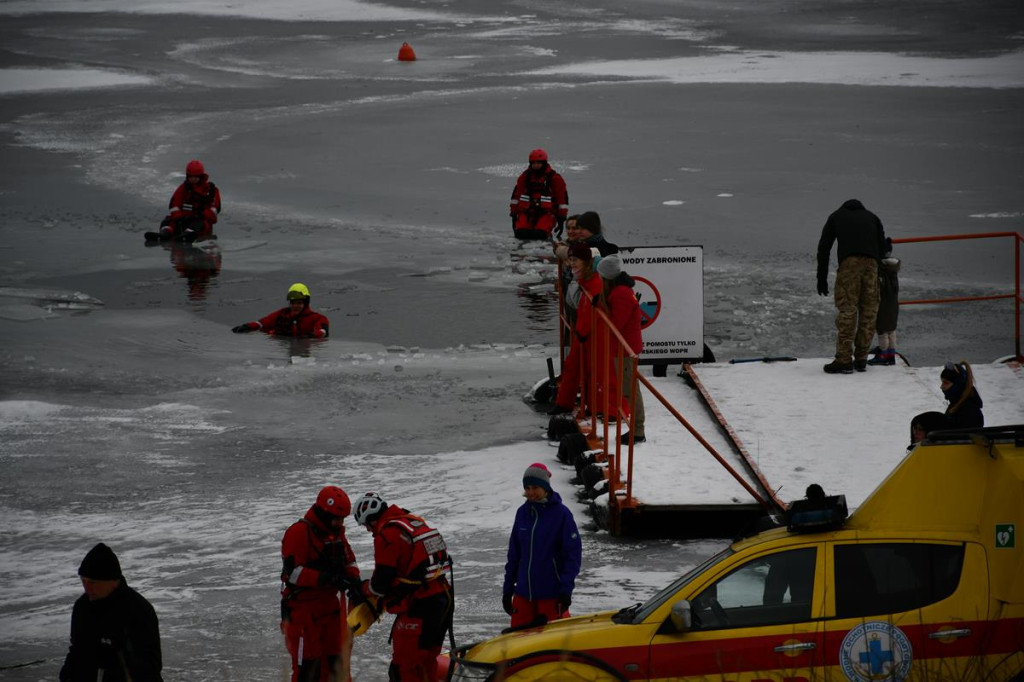Zalew Nakło-Chechło. Gdy lód pęka. Ratownicy w akcji