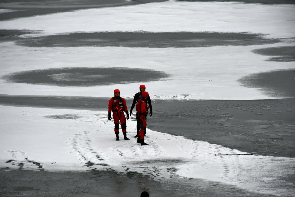 Zalew Nakło-Chechło. Gdy lód pęka. Ratownicy w akcji