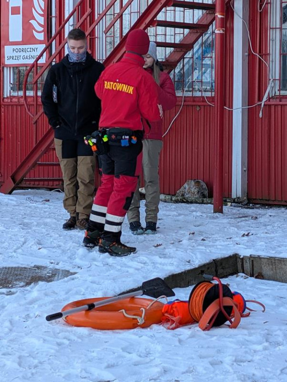 Zalew Nakło-Chechło. Gdy lód pęka. Ratownicy w akcji