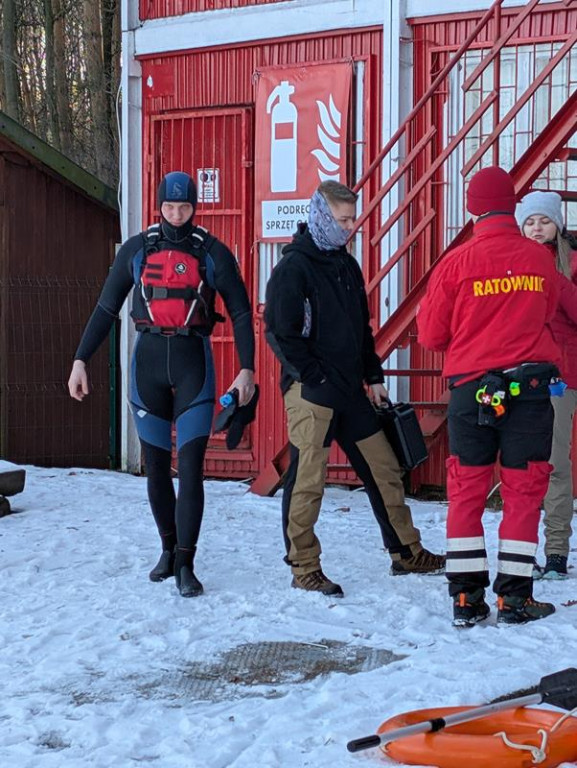 Zalew Nakło-Chechło. Gdy lód pęka. Ratownicy w akcji