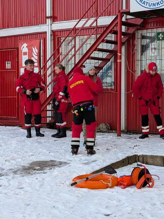 Zalew Nakło-Chechło. Gdy lód pęka. Ratownicy w akcji