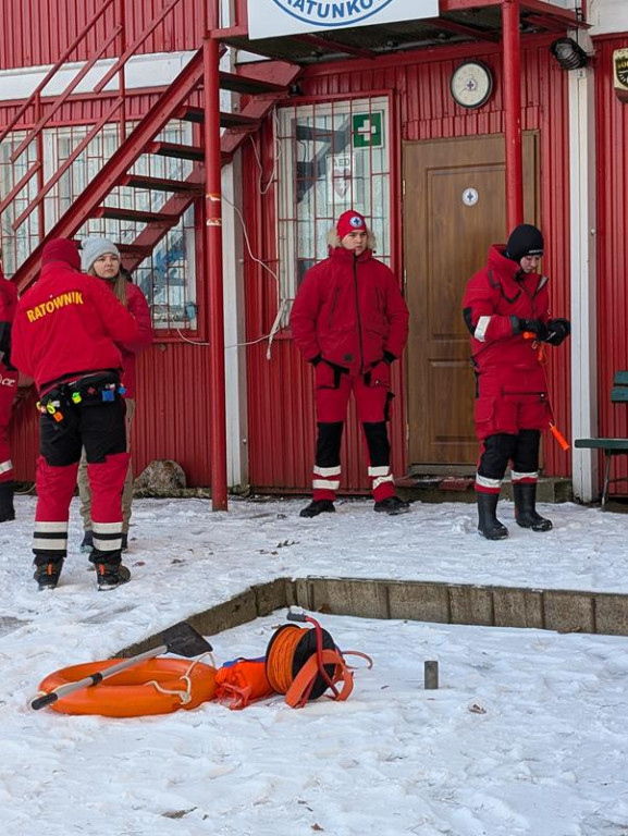 Zalew Nakło-Chechło. Gdy lód pęka. Ratownicy w akcji