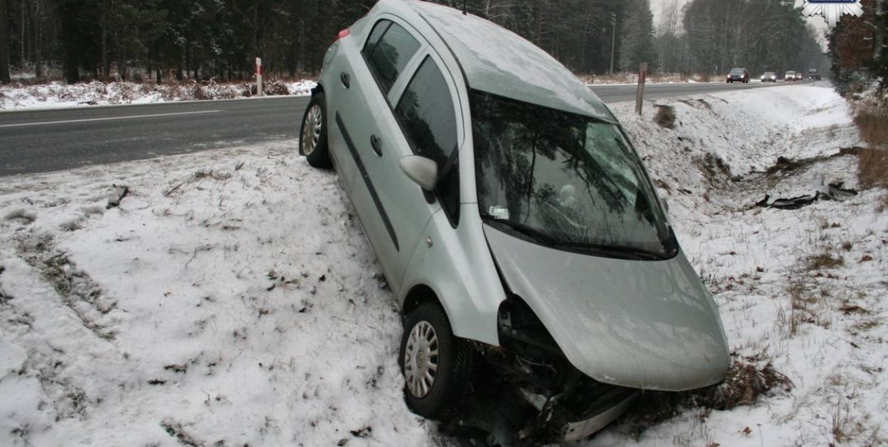 Jechała za szybko i wylądowała w rowie [FOTO]