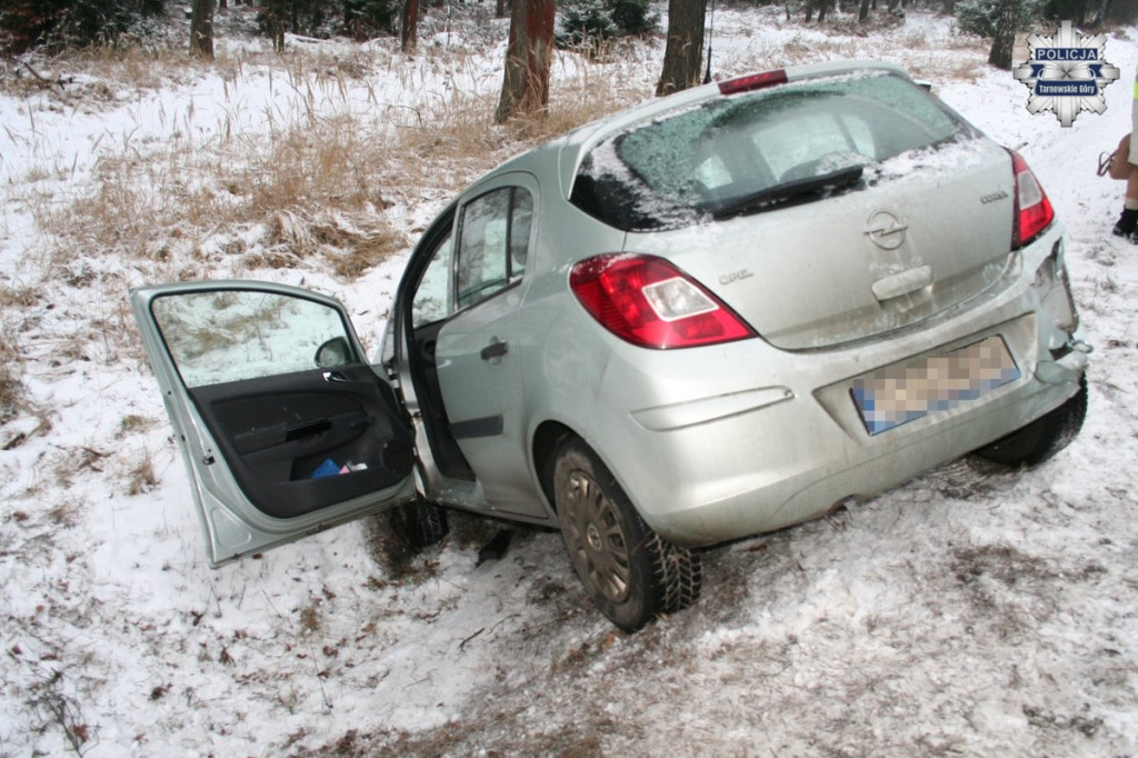 Jechała za szybko i wylądowała w rowie [FOTO]