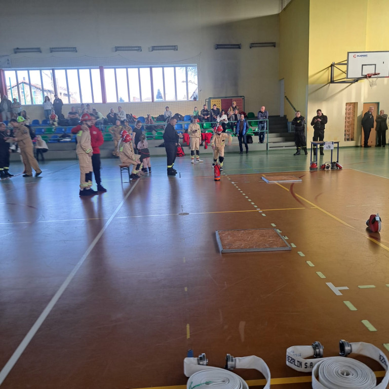 Młodzi druhowie i druhny w akcji