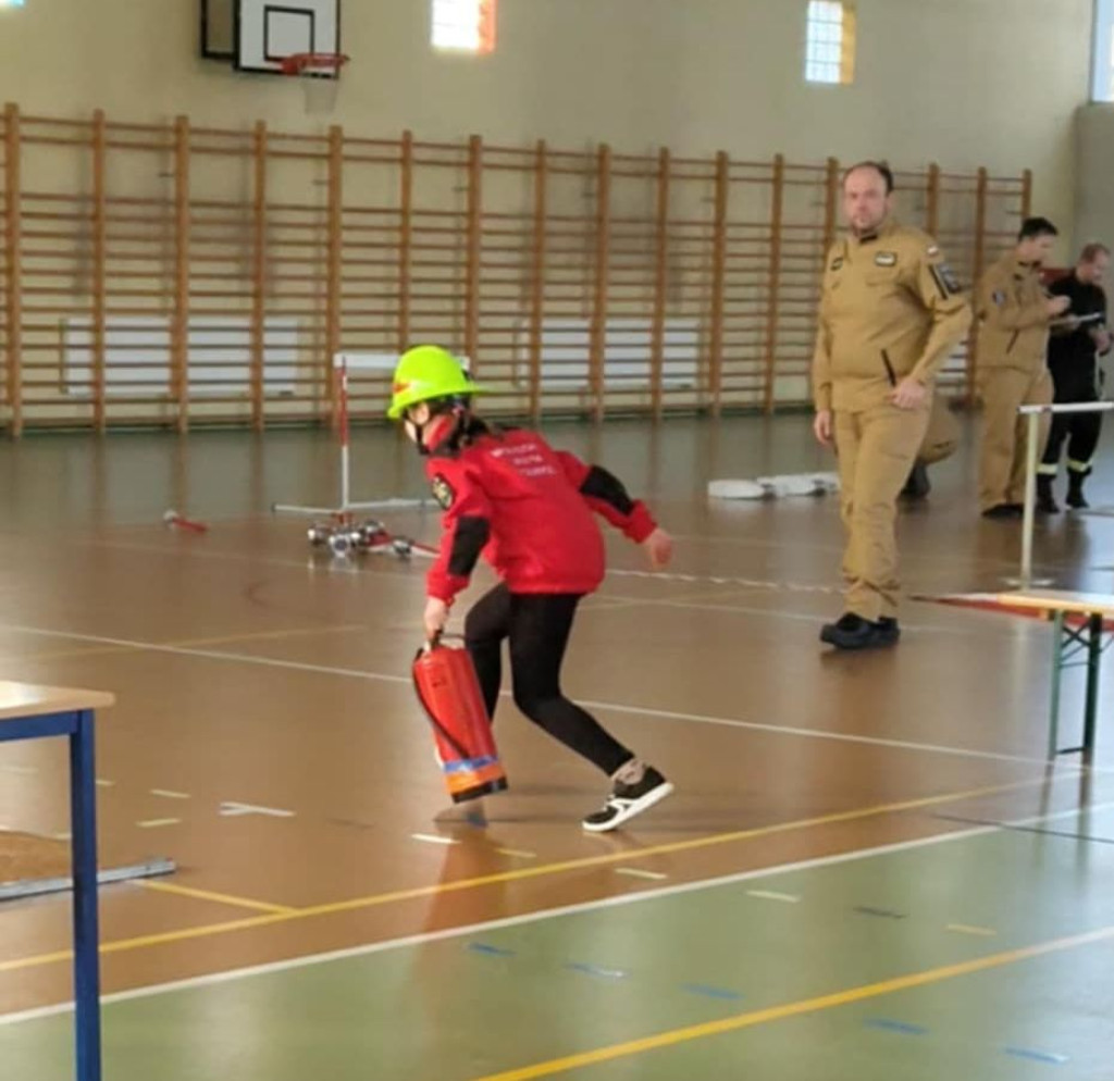 Młodzi druhowie i druhny w akcji