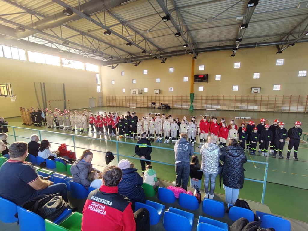 Młodzi druhowie i druhny w akcji