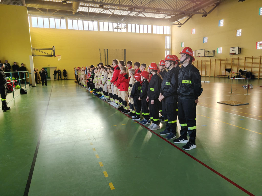 Młodzi druhowie i druhny w akcji