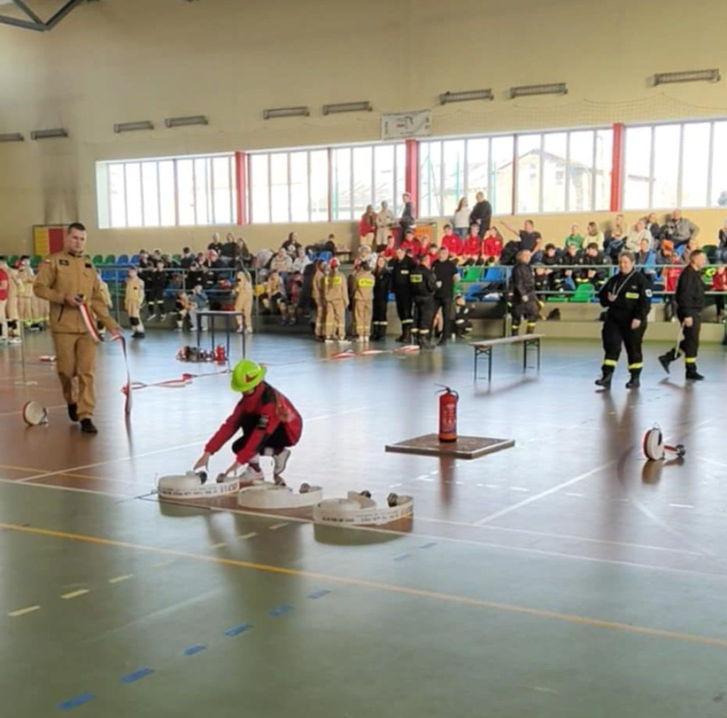 Młodzi druhowie i druhny w akcji