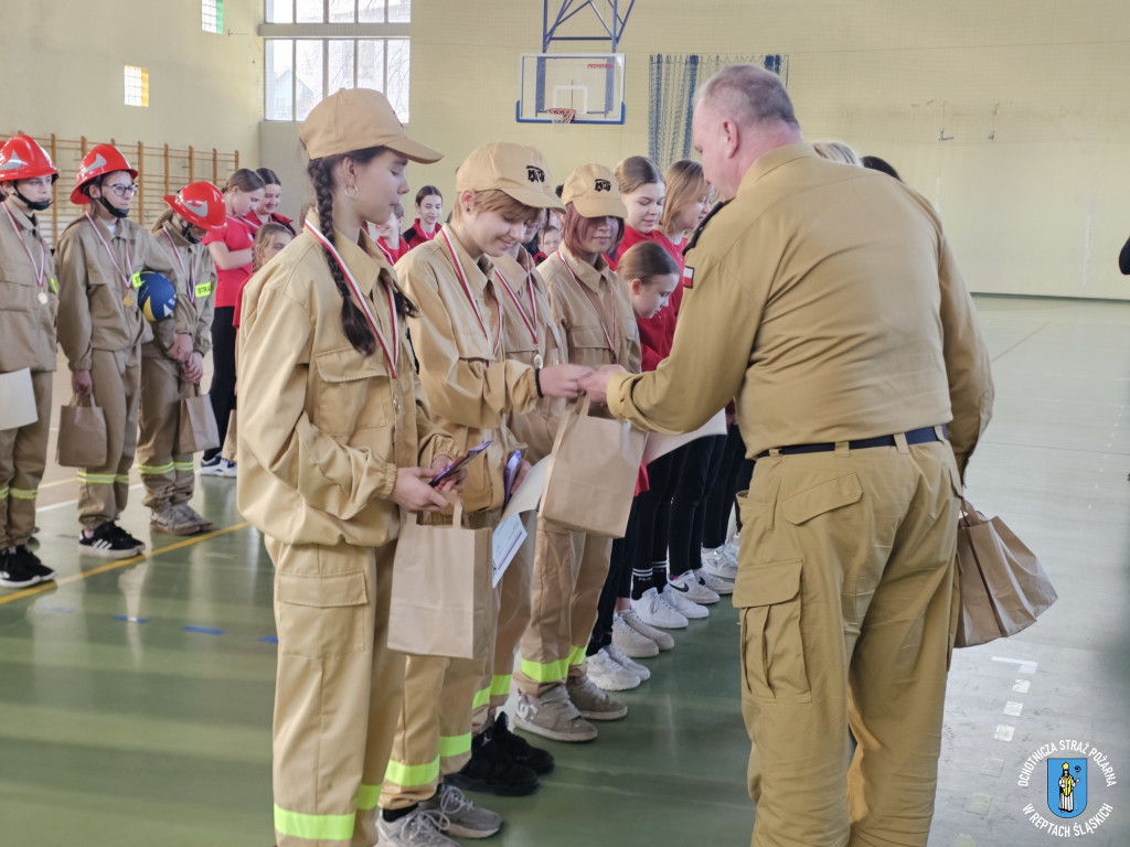 Młodzi druhowie i druhny w akcji
