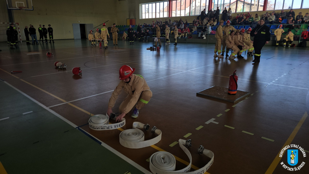 Młodzi druhowie i druhny w akcji