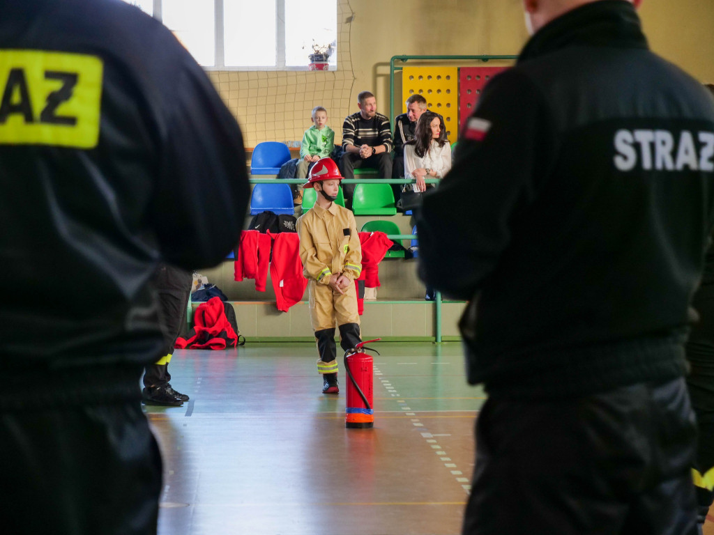 Młodzi druhowie i druhny w akcji